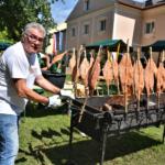 Članovi ŠRD Šaran za posjetitelje Lipovljanskih susreta pripremali riblje gastro delicije